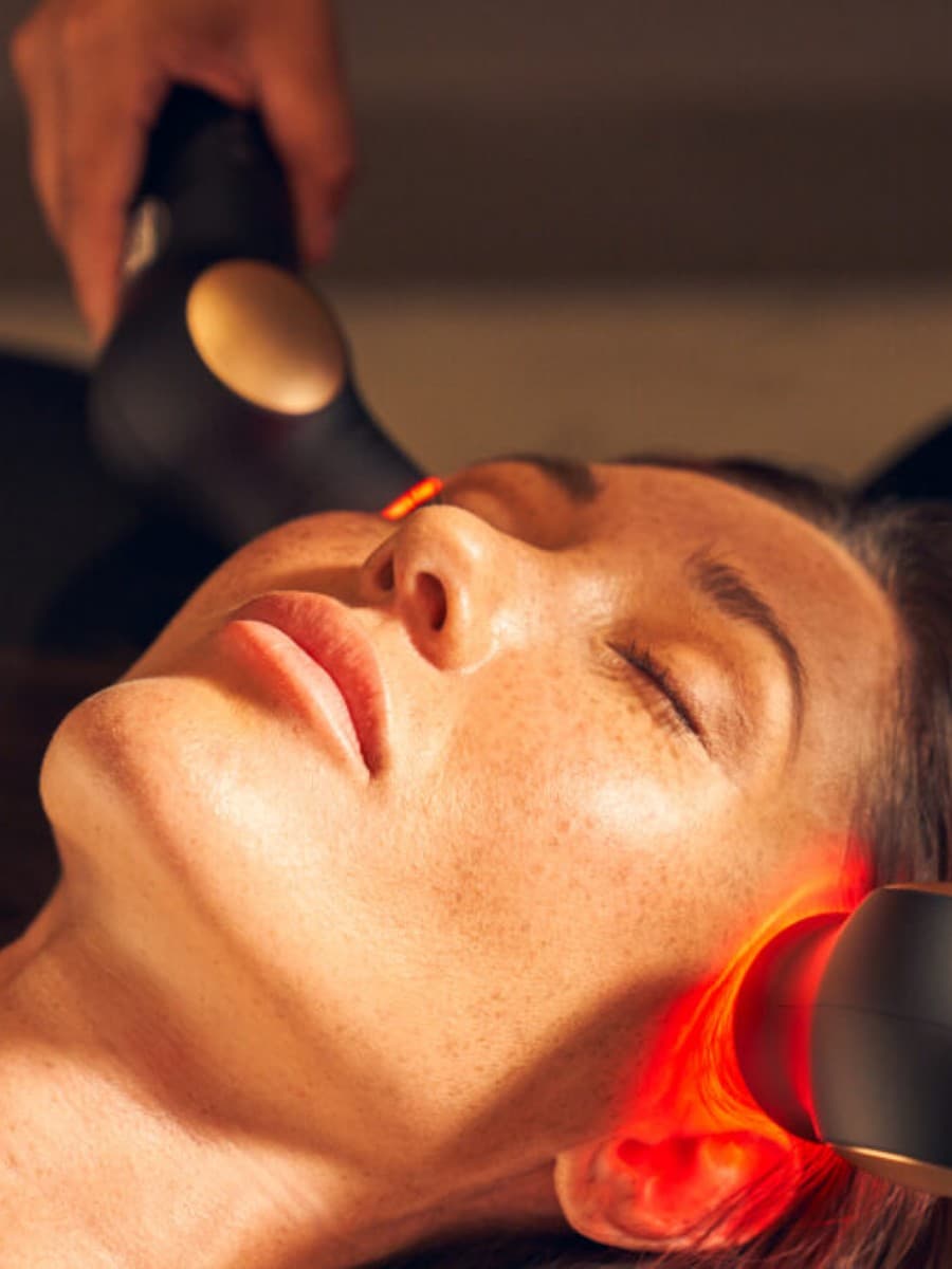 Aplicación de luz roja sobre rostro y cuello en 2.0